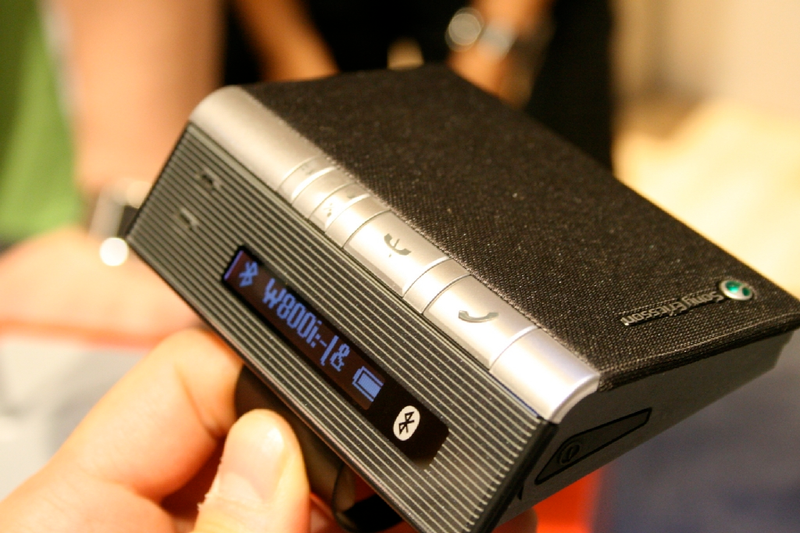 Illustration for article titled Sony Ericsson's Cool Desk/Car Bluetooth Speakerphone: HCB-120